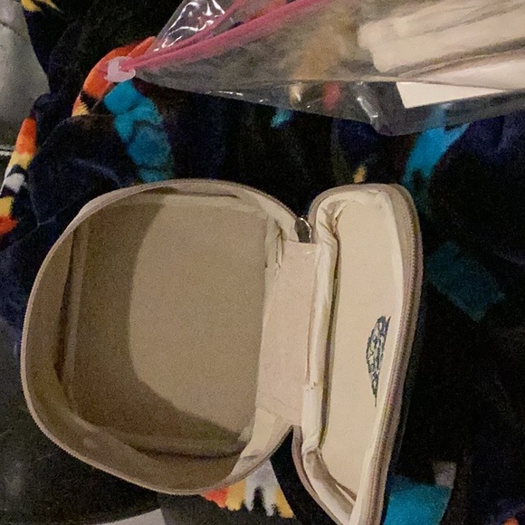 Rovos Rail, Pride of Africa Vintage and Rare amenities case with amenities - Picture 6 of 6